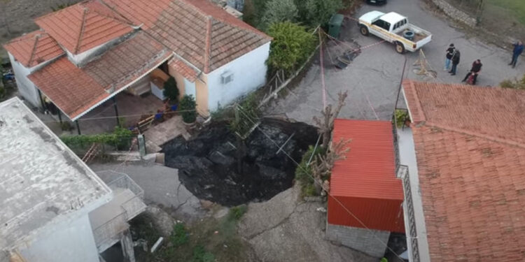 Ξηρόμερο: Το γεωλογικό φαινόμενο της καθίζησης του εδάφους στις Φυτείες από ψηλά (video)