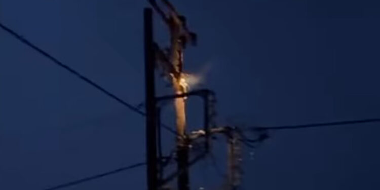 Kολώνα του ΔΕΔΔΗΕ στο συνοικισμό του Μεσολογγίου πήρε φωτιά από κεραυνό