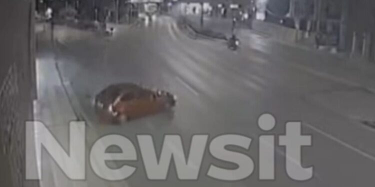 Λεωφόρος Κηφισίας: Βίντεο ντοκουμέντο με την τρελή πορεία του αυτοκινήτου που καρφώθηκε σε τζαμαρία των ΕΛΤΑ