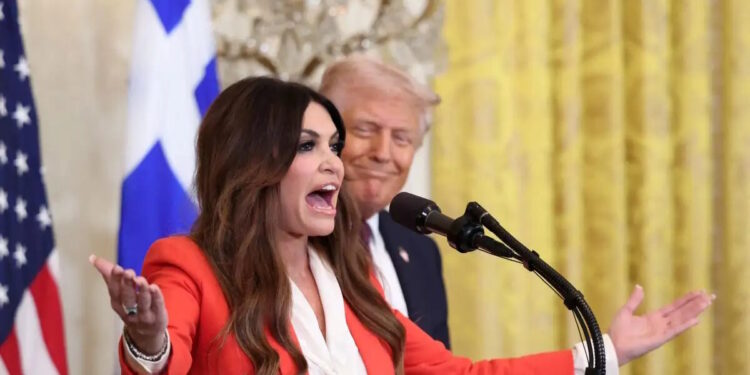 Η λαμπερή εμφάνιση της Κίμπερλι Γκιλφόιλ σε φιλανθρωπικό γκαλά στο Λονδίνο – Φωτογραφίες της νέας πρέσβειρας των ΗΠΑ λίγο πριν έρθει στην Αθήνα