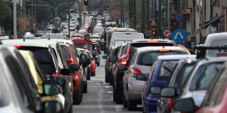 Κίνηση στους δρόμους: Ουρές χιλιομέτρων σε Κηφισό, Πειραιά και Κηφισίας – Εργασίες και τροχαία προκαλούν μποτιλιάρισμα