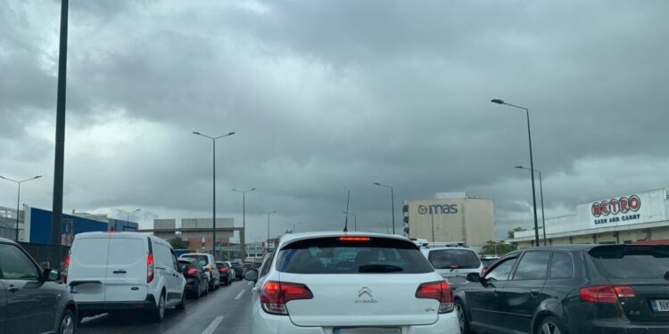 Κίνηση στους δρόμους: «Έμφραγμα» σε κεντρικούς δρόμους – Μποτιλιάρισμα και μεγάλες καθυστερήσεις λόγω βροχής