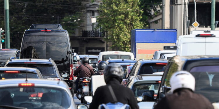 Κίνηση στους δρόμους: Κυκλοφοριακό κομφούζιο σε Κηφισό, Κηφισίας, παραλιακή και κέντρο – Καθυστερήσεις και στην Αττική οδό