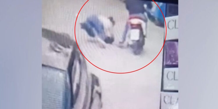 Το έπαιζε διανομέας και τράβαγε με βία τις τσάντες γυναικών: Η στιγμή που ρίχνει κάτω το θύμα του – Δείτε βίντεο