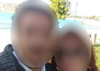 Κορωπί: «Το παιδί μου έδειξε τα αίματα», λέει η γυναίκα που μπήκε πρώτη στο σπίτι όπου ξυλοκόπησε ο 50χρονος τη σύντροφό του