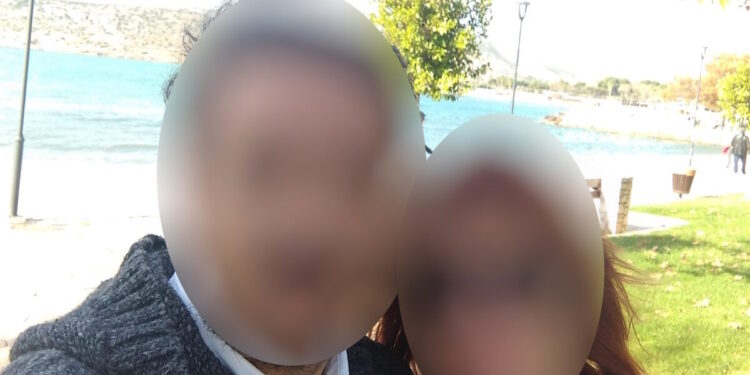 Κορωπί: «Το παιδί μου έδειξε τα αίματα», λέει η γυναίκα που μπήκε πρώτη στο σπίτι όπου ξυλοκόπησε ο 50χρονος τη σύντροφό του