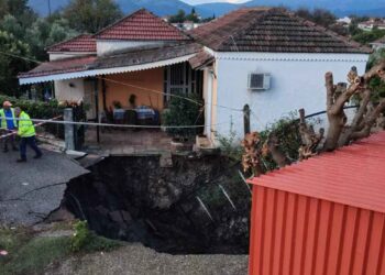 Ξηρόμερο: «Συναγερμός» για κρατήρα που άνοιξε δίπλα σε σπίτια! (φωτο & video)