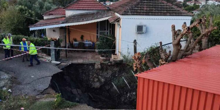 Ξηρόμερο: «Συναγερμός» για κρατήρα που άνοιξε δίπλα σε σπίτια! (φωτο & video)