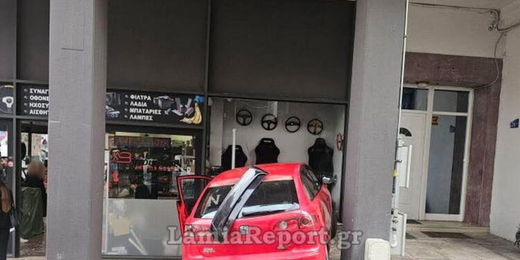 Σοκαριστικό τροχαίο στη Λαμία: Αυτοκίνητο γλίστρησε και καρφώθηκε σε βιτρίνα μαγαζιού
