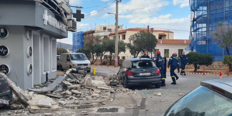Λαύριο: Κατέρρευσε μπαλκόνι κτιρίου – Μεγάλες ζημιές σε αυτοκίνητα και μία γυναίκα τραυματίστηκε