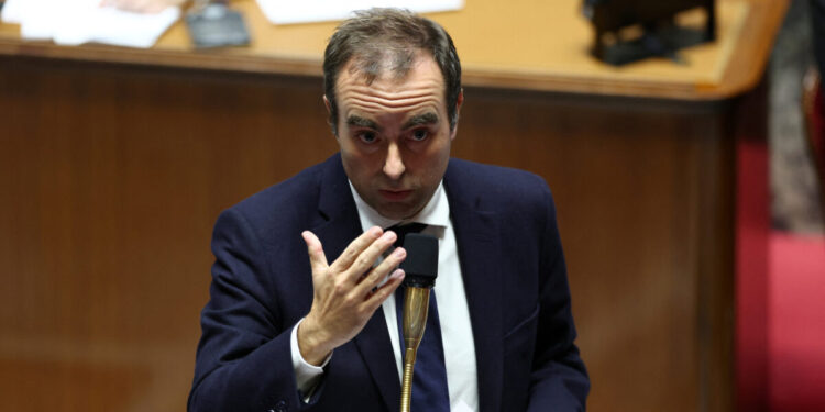 Γαλλία: Στον πάγο το νέο συνταξιοδοτικό – Φιλί ζωής στο Λεκορνί αλλά όχι διέξοδος από την κρίση