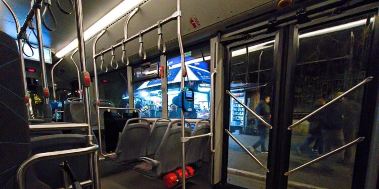 Έβγαλε τσεκούρι μέσα σε λεωφορείο στο κέντρο της Αθήνας και απειλούσε επιβάτες και οδηγό