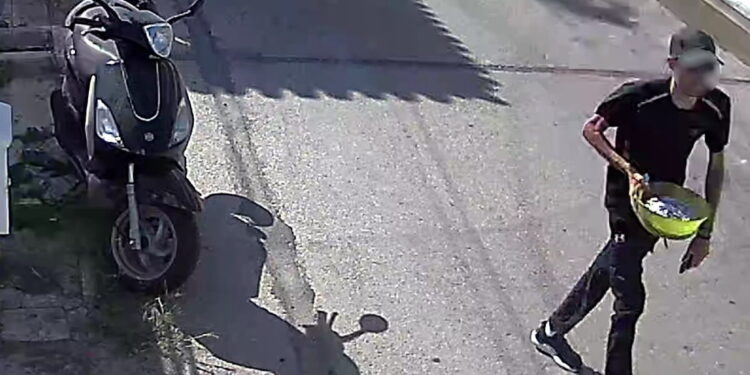 Η στιγμή που τα μέλη της εγκληματικής οργάνωσης που εξαπατούσε ηλικιωμένους αποχωρούν με τα κλοπιμαία – Βίντεο και φωτογραφίες