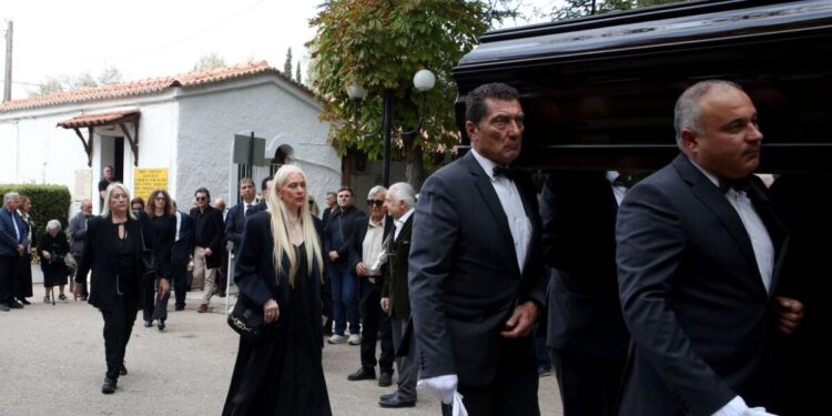 Συντετριμμένη η Μάρα Θρασυβουλίδου στο τελευταίο «αντίο» στον συζύγό της, μαέστρο Γιώργο Νιάρχο