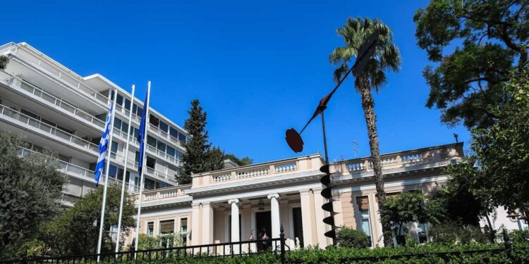 Ειρωνείες από το Μέγαρο Μαξίμου για την παραίτηση Τσίπρα με το βλέμμα στραμμένο στις κινήσεις Σαμαρά