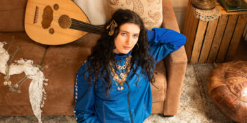 Η Melina, η ανερχόμενη Ελληνογαλλίδα καλλιτέχνιδα έρχεται για μία μοναδική εμφάνιση στην Αθήνα.