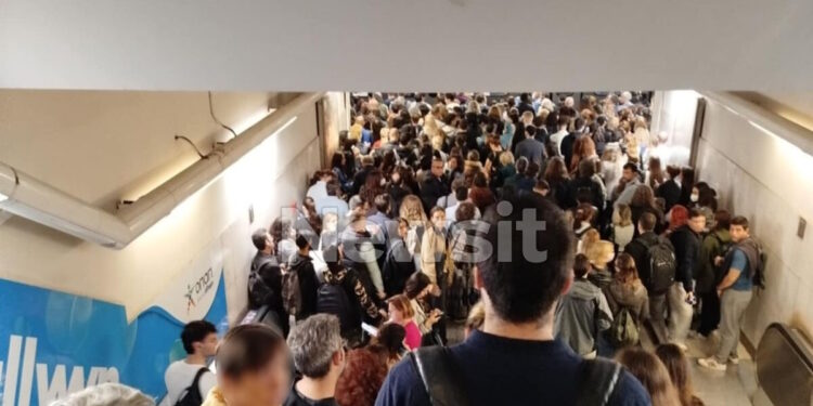 «Βούλιαξε» από κόσμο το μετρό στο Σύνταγμα: Με δυσκολίες η μετακίνηση των επιβατών – Δείτε φωτογραφίες