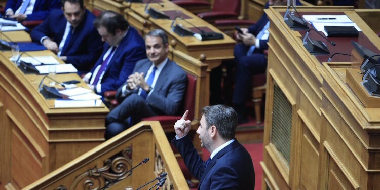 Μετωπική ΝΔ – ΠΑΣΟΚ για τον ΟΠΕΚΕΠΕ: Το κυβερνών κόμμα «καρφώνει» στέλεχος της αξιωματικής αντιπολίτευσης