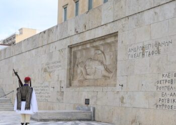 Κόντρα χωρίς τέλος για τον Άγνωστο Στρατιώτη ανάμεσα σε Δούκα και Δένδια: Στη δικαιοσύνη ο δήμαρχος – «Δεν θα επιτρέψουμε την υποβάθμιση του μνημείου», απαντά το Άμυνας