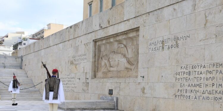 Κόντρα χωρίς τέλος για τον Άγνωστο Στρατιώτη ανάμεσα σε Δούκα και Δένδια: Στη δικαιοσύνη ο δήμαρχος – «Δεν θα επιτρέψουμε την υποβάθμιση του μνημείου», απαντά το Άμυνας