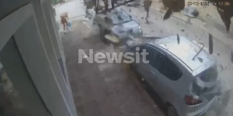 Και δεύτερη γυναίκα σώθηκε από θαύμα από την κατάρρευση του μπαλκονιού στο Λαύριο – Νέο βίντεο ντοκουμέντο