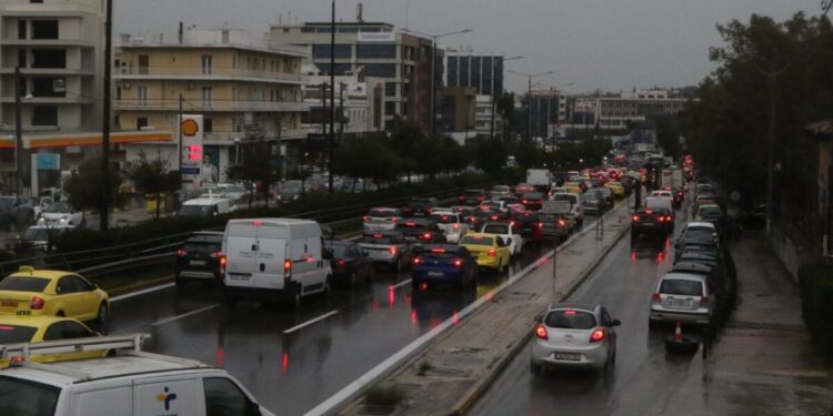 Κίνηση στους δρόμους: Μποτιλιάρισμα στην Αττική Οδό από πτώση μπετόν στον δρόμο – «Έμφραγμα» σε Κηφισό και Αθηνών