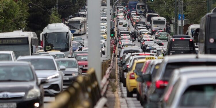 Κίνηση στους δρόμους: Ουρές χιλιομέτρων στον Κηφισό – Καθυστερήσεις στην Αττική Οδό