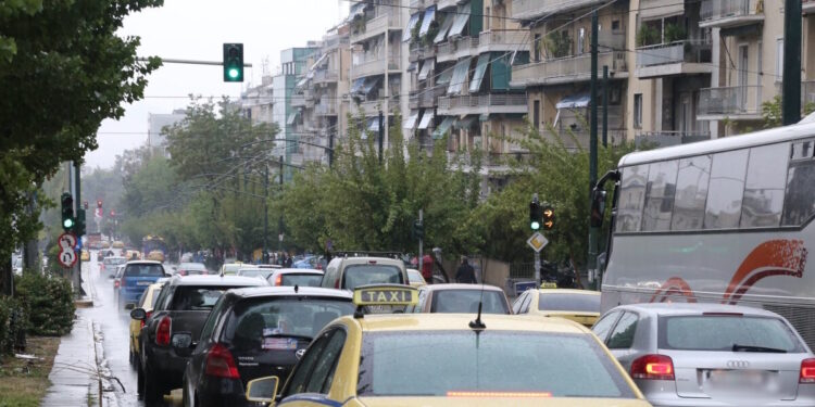 Κίνηση στους δρόμους: Ουρές χιλιομέτρων στον Κηφισό λόγω τροχαίων – Καθυστερήσεις σε Αττική Οδό και Κηφισίας
