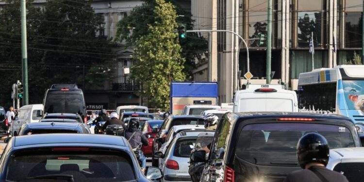 Κίνηση στους δρόμους: Τροχαία ατυχήματα παρέλυσαν Κηφισό και Κηφισίας – Στο «κόκκινο» Ποσειδώνος και Μεσογείων