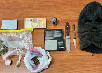 Έλεγχος της Αστυνομίας σε σπίτι στην Τουρλίδα Μεσολογγίου – Βρέθηκαν ναρκωτικά και μαχαίρια και συνελήφθη ένας άνδρας