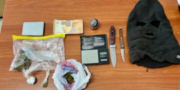 Έλεγχος της Αστυνομίας σε σπίτι στην Τουρλίδα Μεσολογγίου – Βρέθηκαν ναρκωτικά και μαχαίρια και συνελήφθη ένας άνδρας