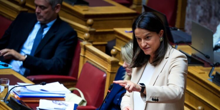 Νίκη Κεραμέως – Δημήτρης Κουτσούμπας: Κόντρα στη Βουλή για το εργασιακό νομοσχέδιο – «Πώς σας την έφεραν έτσι οι συνεργάτες σας» – «Έχετε απύθμενο θράσος»