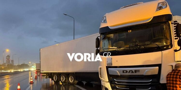 Τροχαίο στη Θεσσαλονίκη: «Δίπλωσε» νταλίκα στο Δερβένι – Διακοπή κυκλοφορίας σε 2 ρεύματα