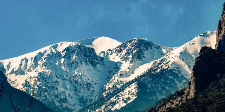 Καιρός: Ηρθαν τα πρώτα χιόνια, ο Ολύμπος ντύθηκε στα λευκά – Κάτω από το μηδέν η θερμοκρασία
