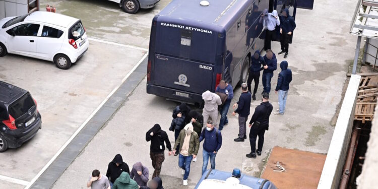 ΟΠΕΚΕΠΕ: Σε κατ’ οίκον περιορισμό με «βραχιολάκι» η σύζυγος του φερόμενου αρχηγού του κυκλώματος