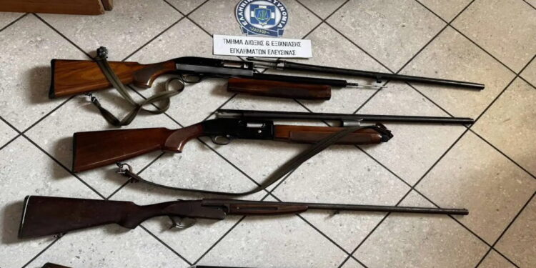 Ελευσίνα: 17χρονος απείλησε με όπλο μαθητή σε προαύλιο σχολείου – Βρέθηκε οπλοστάσιο στο σπίτι του