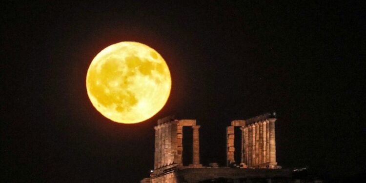 Πανσέληνος Οκτωβρίου: Απόψε θα φωτίσει ο ουρανός από την «Υπερπανσέληνο της Συγκομιδής»