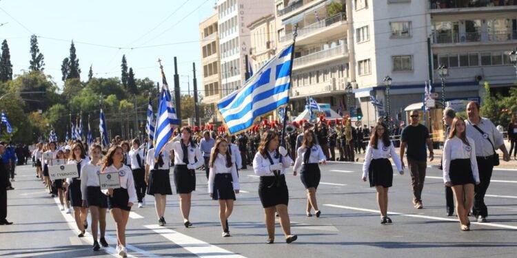 Καιρός: 24ωρη «κακοκαιρία» τη Δευτέρα με καταιγίδες – «Κλείδωσε» η πρόγνωση για την 28η Οκτωβρίου, με ήλιο οι παρελάσεις
