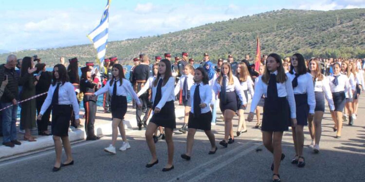 Η Αμφιλοχία τίμησε την 28η Οκτωβρίου – Από την έπαρση σημαίας μέχρι την παρέλαση (φωτορεπορτάζ & video)