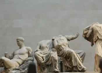 Μπράιαν Κοξ: «Τα Γλυπτά του Παρθενώνα πρέπει να πάνε σπίτι τους – Αφήστε τα να φύγουν»