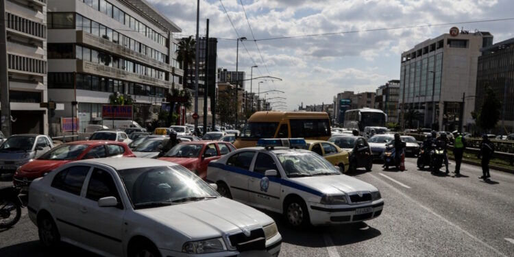 Γνωστός πλαστικός χειρούργος ξυλοκόπησε 43χρονη στη μέση της Συγγρού: Της ξερίζωσε τα μαλλιά και την χτύπησε στο κεφάλι