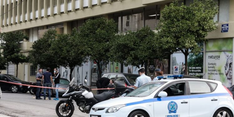 Γλυφάδα: Συνέχισε να χτυπά την 70χρονη, ενώ είχε λιποθυμήσει – Ο 38χρονος είχε αποδράσει 18 φορές από ψυχιατρεία