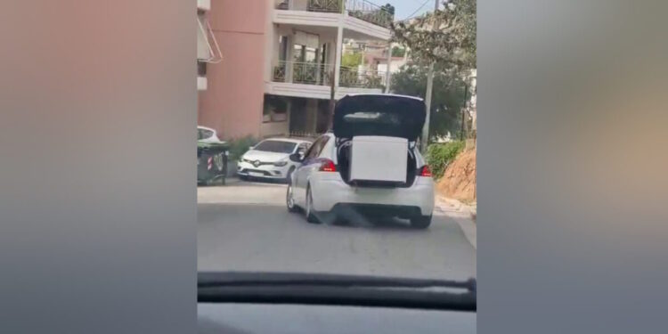 Βίντεο με περιπολικό να μεταφέρει ψυγείο στο πορτμπαγκάζ στο Καματερό