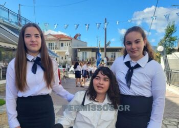 Συγκινητική στιγμή στις Θεσπιές – Η πρώτη παρέλαση της μικρής Αλεξίας μετά τον τραυματισμό της από αδέποτη σφαίρα