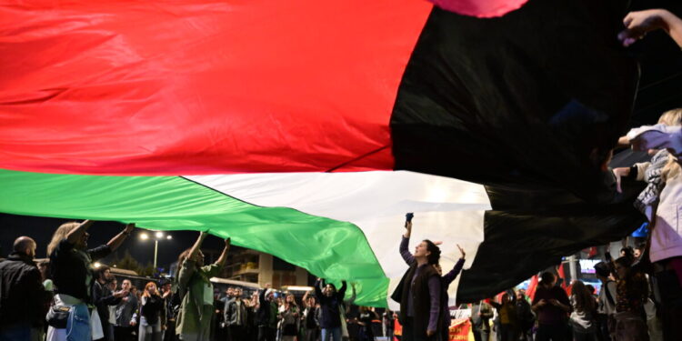 Κλειστή η κάθοδος της Κηφισίας λόγω πορείας για τη Γάζα – Κυκλοφοριακό χάος στο κέντρο της Αθήνας