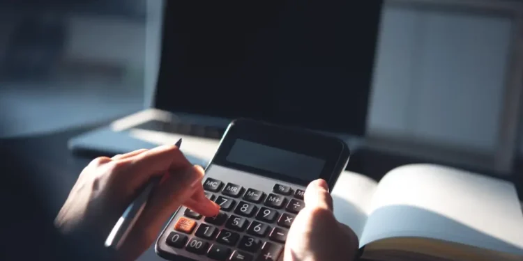 Προσχέδιο Προϋπολογισμού 2026: Αναμένεται ανάπτυξη 2,4% – Οι ελπίδες και τα ρίσκα για την ελληνική οικονομία