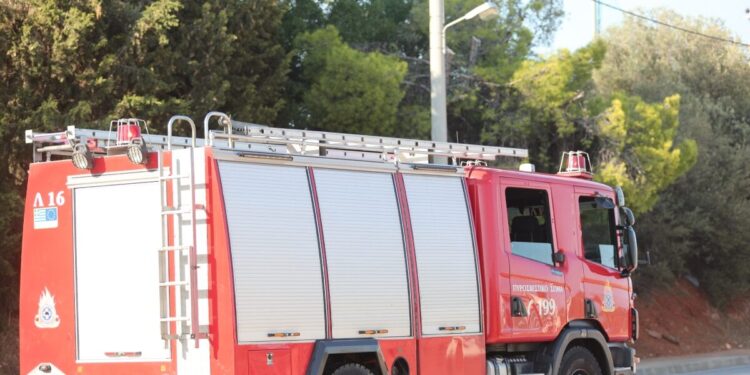 Φωτιά στον Ασπρόπυργο σε επιχείρηση χαρτικών: Φόβος μην επεκταθεί λόγω των εύφλεκτων υλικών