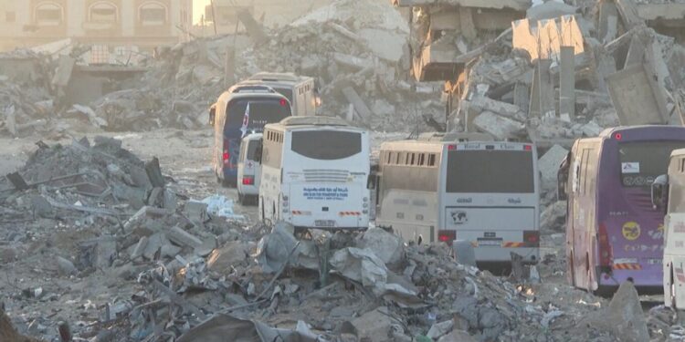 Τα πρώτα από τα 38 λεωφορεία που μεταφέρουν Παλαιστίνιους κρατουμένους που αφέθηκαν ελεύθεροι από το Ισραήλ εισήλθαν στο έδαφος της Γάζας