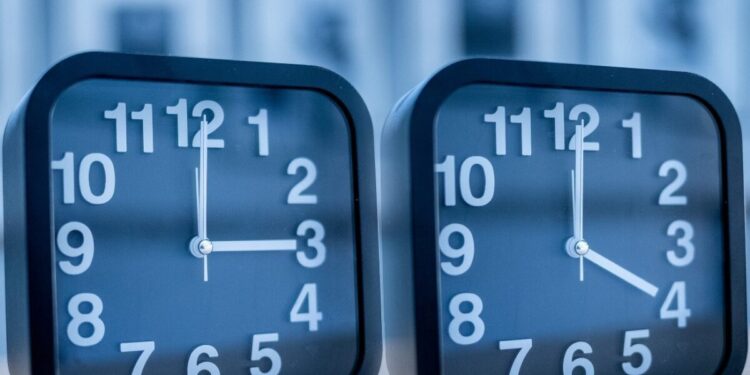 Αλλαγή ώρας 2025: Τα ξημερώματα ξεκινά και επίσημα η χειμερινή περίοδος – Γυρνάμε τα ρολόγια μας 1 ώρα πίσω