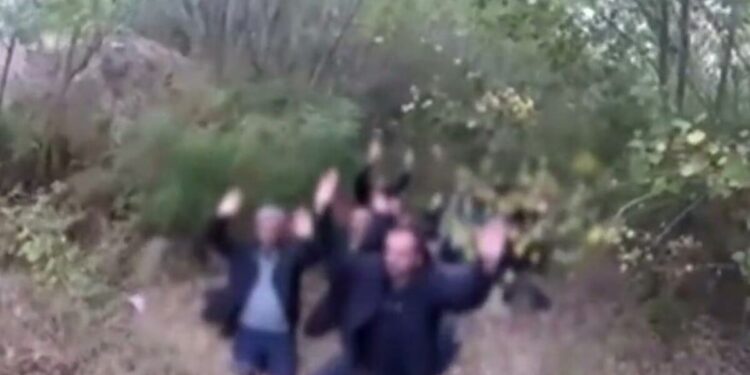 Η στιγμή της σύλληψης των 13 Τούρκων στον Έβρο με τα 147 όπλα – Βίντεο ντοκουμέντο